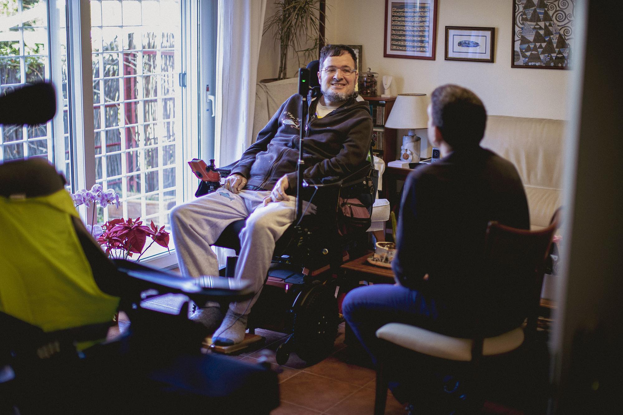 El científico David Riaño, durante la entrevista en su casa
